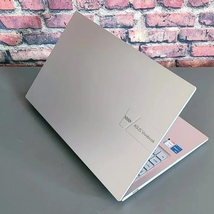 محصول نمونه تستی لپتاپ 15.6 اینچی ایسوس Vivobook 15 X1504VA، پردازنده نسل 13 اینتل مدل Core i3 1315U، با نمایشگر Full HD مات، حافظه رم 8 گیگابایت DDR4 و حافظه داخلی SSD با ظرفیت 512 گیگابایت، وبکم HD با درپوش لنز